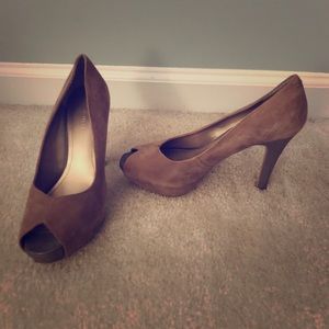 Tan suede peep toe pumps